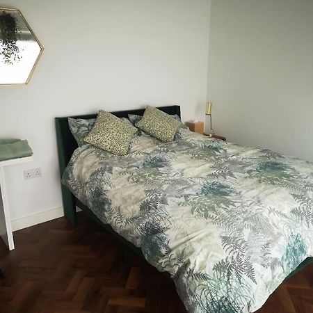 Stylish Apartment In Horsham With Parking And Own Entrance ภายนอก รูปภาพ