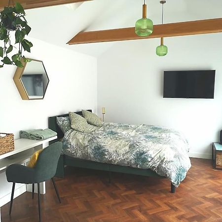 Stylish Apartment In Horsham With Parking And Own Entrance ภายนอก รูปภาพ