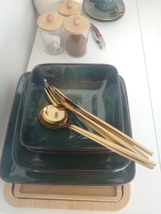 Stylish Apartment In Horsham With Parking And Own Entrance ภายนอก รูปภาพ