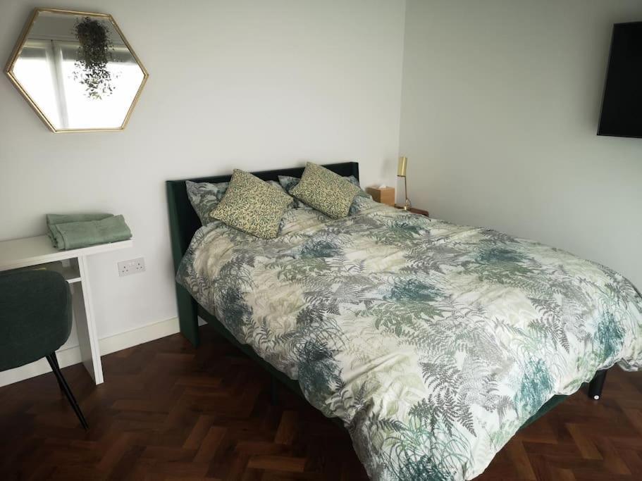 Stylish Apartment In Horsham With Parking And Own Entrance ภายนอก รูปภาพ