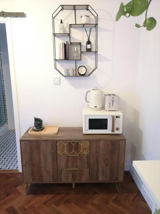 Stylish Apartment In Horsham With Parking And Own Entrance ภายนอก รูปภาพ