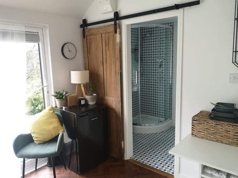 Stylish Apartment In Horsham With Parking And Own Entrance ภายนอก รูปภาพ