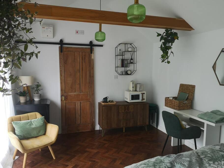 Stylish Apartment In Horsham With Parking And Own Entrance ภายนอก รูปภาพ