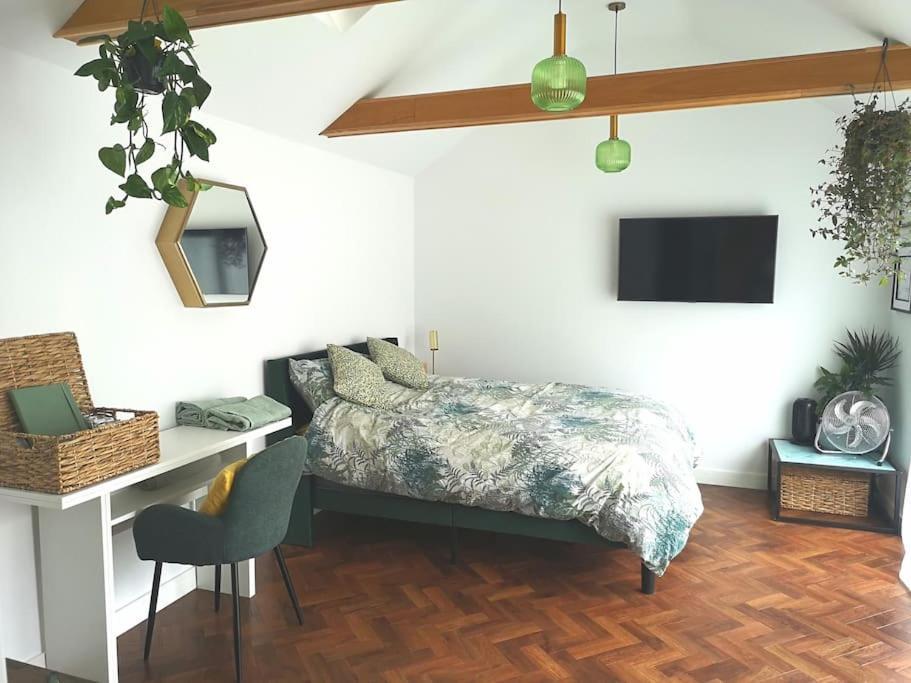 Stylish Apartment In Horsham With Parking And Own Entrance ภายนอก รูปภาพ